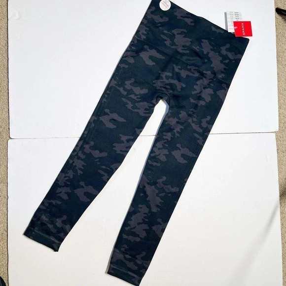 Spanx New $68 Look At Me Now Cropped Seamless Leggings Medium Black Camo - Picture 7 of 7